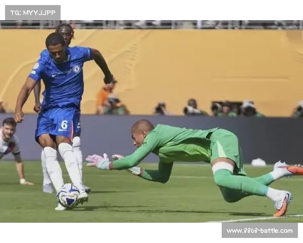 英格兰足球超级联赛：布莱顿门将桑切斯神勇扑救